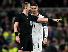 南宫娱乐-包含C罗爆冷击败巴塞罗那，回归赛场引爆全场！的词条